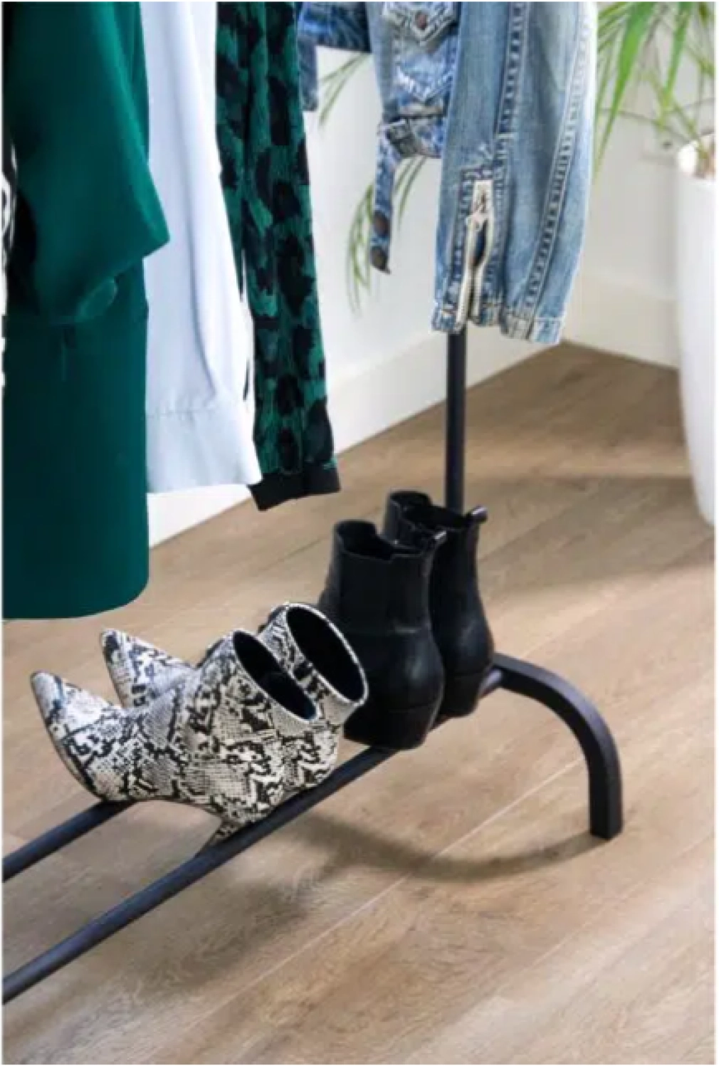 Rent your Clothes rack black at Keypro! Rent a Clothes rack black? Rent at KeyPro furniture rental!