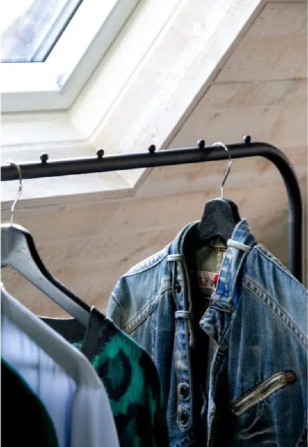 Rent your Clothes rack black at Keypro! Rent a Clothes rack black? Rent at KeyPro furniture rental!