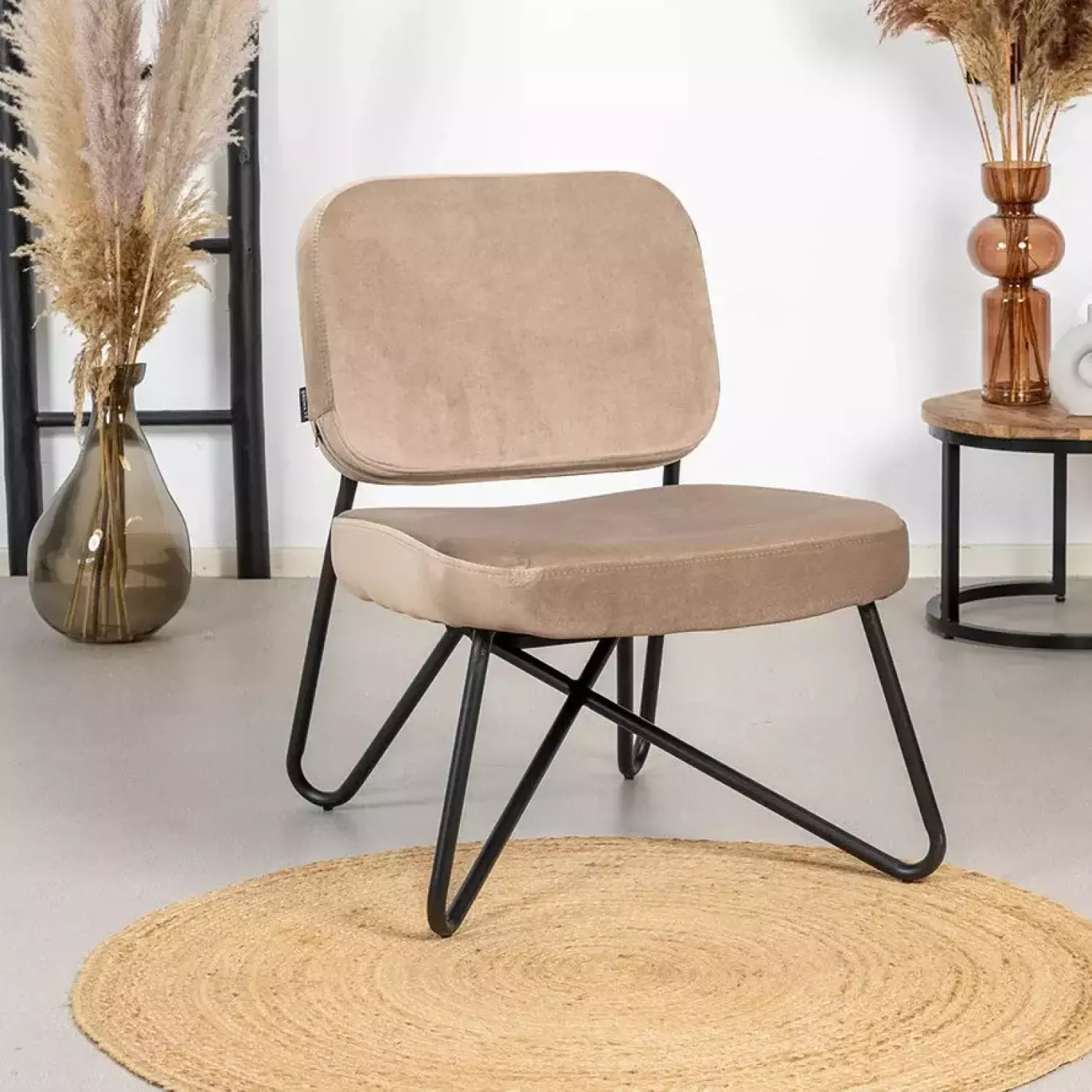 Fauteuil Julia fluweel (taupe) huren? Huur bij KeyPro meubelhuur!